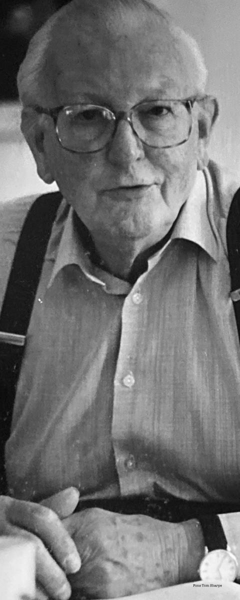 5. Tom Sharpe. Vida (1962-2013)