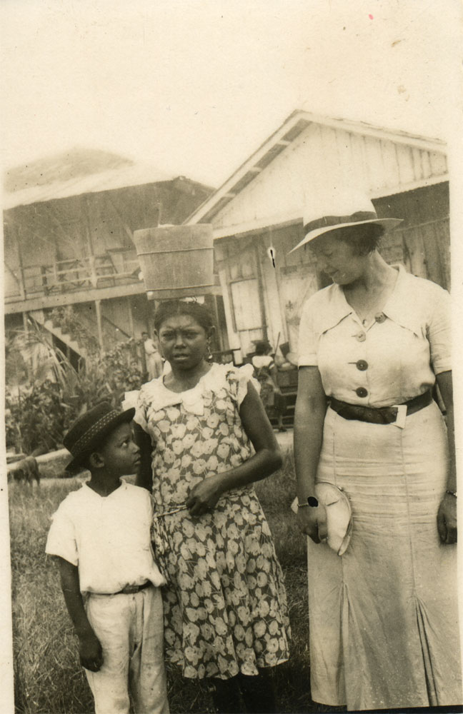 72. La joven historiadora C. Taboada con unos niños.