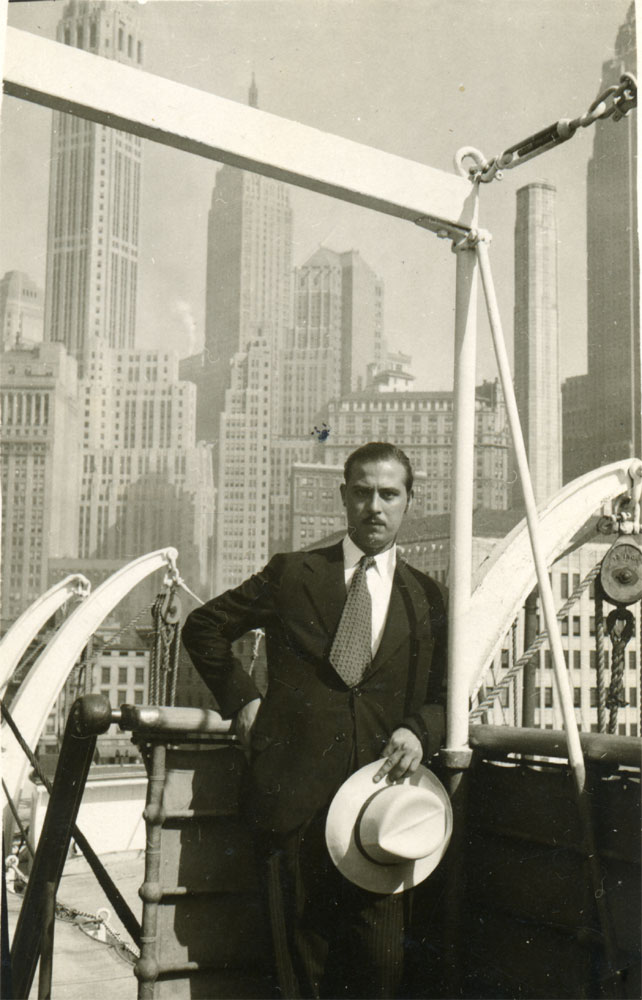 86b. Díaz-Plaja con Manhattan al fondo.