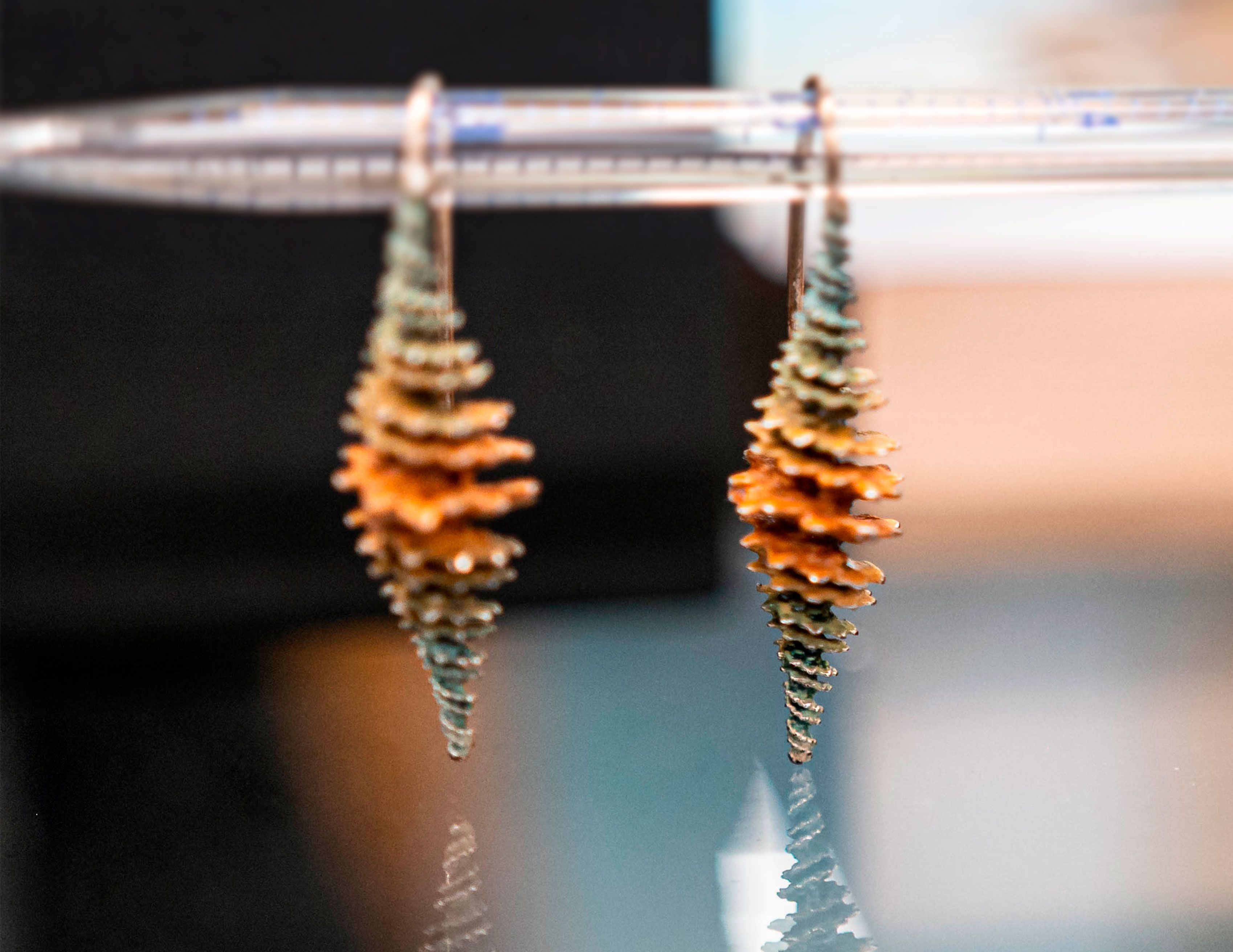 Joies de plata inspirades en la molècula de l'ADN