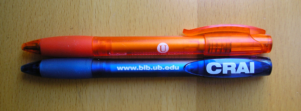 Imatge de 2 bolígrafs del CRAI (2007)