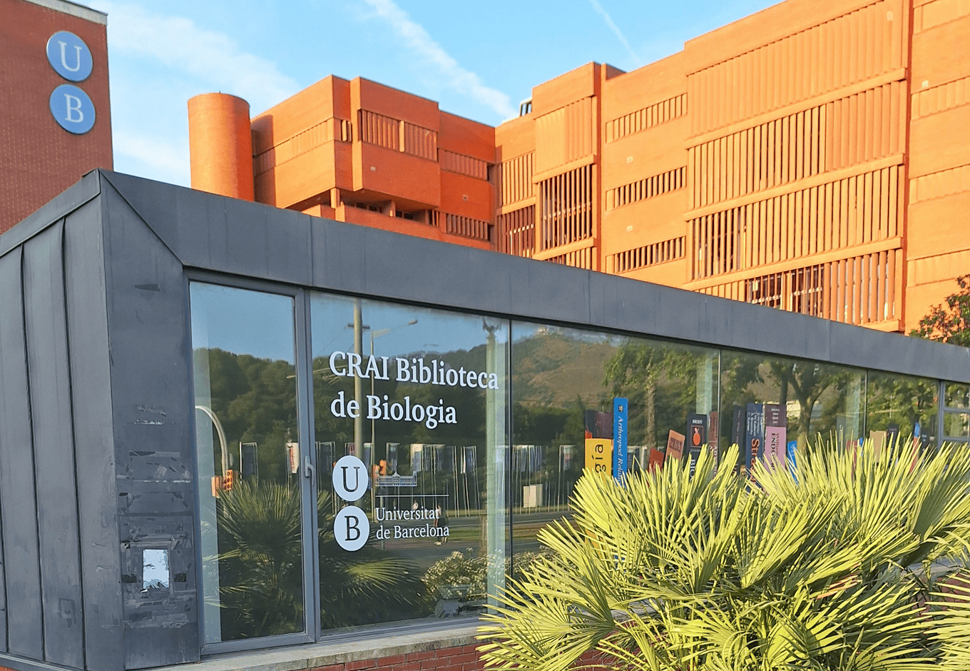 Façana del CRAI Biblioteca de Biologia