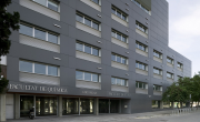 Façana del CRAI Biblioteca de Física i Química