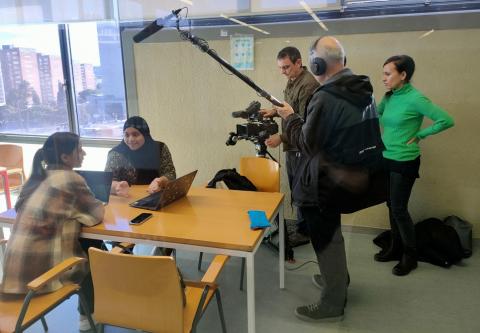 El CRAI Biblioteca de Dret escenari de la filmació d'un episodi de Nits Sense Ficció de 3Cat: Les del criquet