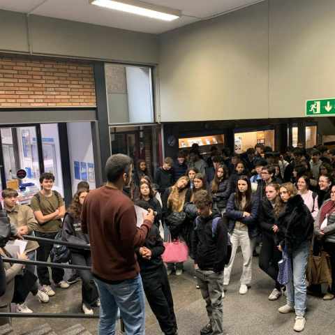 Visita de 100 estudiants de Formació Professional al CRAI Biblioteca d'Economia i Empresa