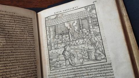 Nova exposició del CRAI Biblioteca de Fons Antic: De l’Alquímia a la metal·lúrgia, un viatge per la química dels minerals