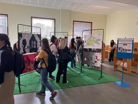 Exposició al CRAI Biblioteca del Campus Mundet: La Caputxeta Vermella, per llegir-te millor ! 2a edició actualitzada