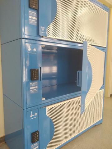 Aparcament de patinets plegables al CRAI Biblioteca de Belles Arts