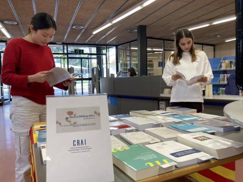 El CRAI Biblioteca de Dret exposa la recerca actual del professorat de la Facultat amb motiu de Sant Jordi