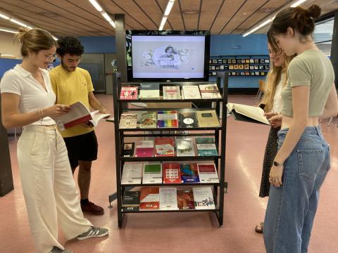 Mostra bibliogràfica al CRAI Biblioteca de Dret per commemorar el Dia Internacional de l’alliberament LGTBIQ+