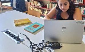 Finalitza l’electrificació de taules del CRAI Biblioteca de Dret