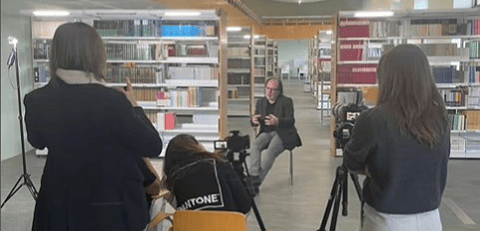 Enregistrament d'una entrevista per a La Vanguardia al CRAI Biblioteca del Campus Mundet