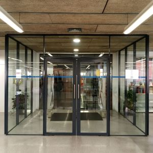 Un segon cancell al CRAI Biblioteca de Farmàcia i Ciències de l’Alimentació Campus Diagonal Sud