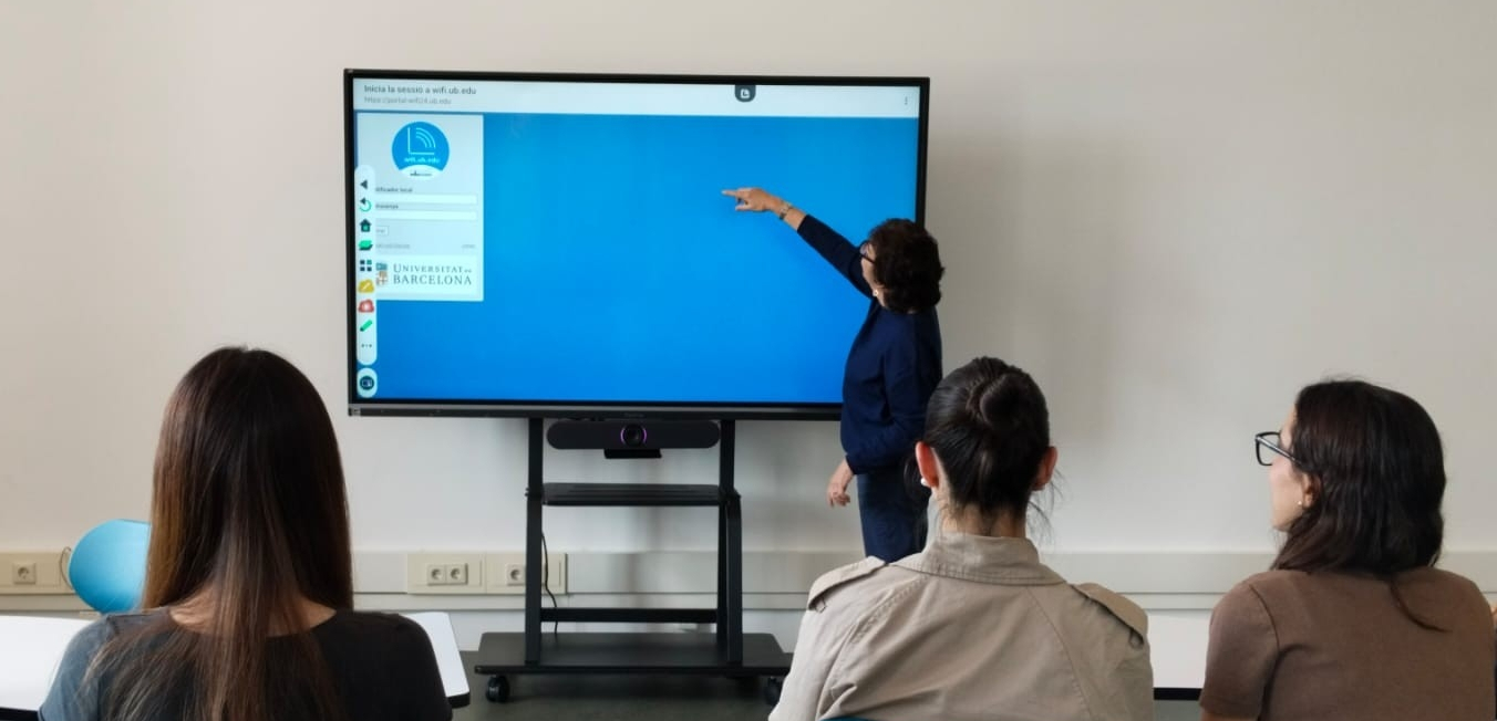 Nova pantalla interactiva al CRAI Biblioteca del Campus Mundet